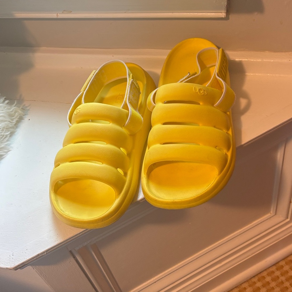 UGG Unisex sandals . Extra cool and comfortable. UGG logo On the strap .